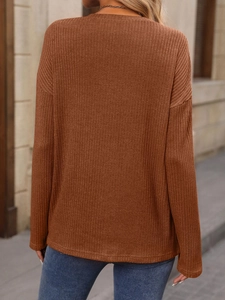 Dettaglio del retro di un top a maniche lunghe a coste color terracotta con vestibilità