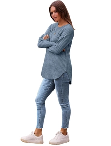 Dettaglio dell'orlo curvo e dello spacco laterale di questo maglione a coste blu-grigio