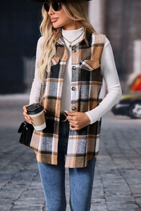 Dettaglio del gilet a quadri marrone classico con revers e bottoni su una modella