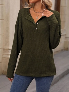Dettaglio della maglia a coste e bottoni del collo Henley sulla maglia verde oliva