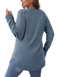 Dettaglio della maglia a nido d'ape blu grigio con orlo curvo alto basso e spacchi laterali