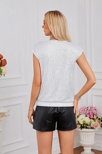 Vue détaillée du haut à paillettes argentées et short en cuir noir vus de l'arrière