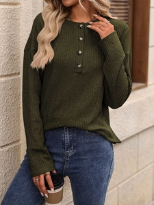 Dettaglio della maglia henley verde militare a costine con bottoni sul collo
