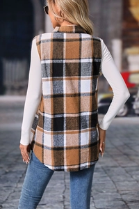 Dettaglio del gilet senza maniche a quadri marroni visto dal retro in un contesto urbano