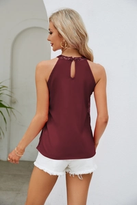 Détail du haut licou bordeaux avec bordure pailletée et découpe en goutte dans le dos