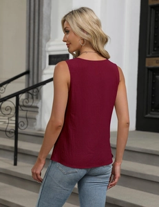 Détail du haut sans manches bordeaux en maille texturée avec une encolure ronde chic