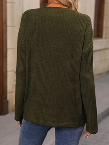 Vista posteriore di una t-shirt a maniche lunghe in maglia a coste verde scuro da donna