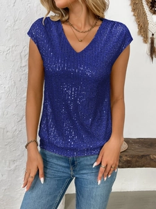 Détail du haut bleu à paillettes avec col en V et texture verticale réfléchissante