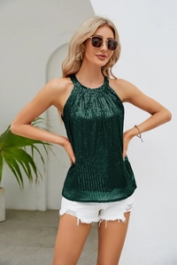 Détail des paillettes vert foncé sur le haut de fête à licou avec éclat métallique