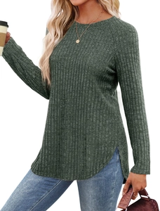 Dettaglio di un top in maglia a coste verde scuro con orlo curvo e spacchi laterali
