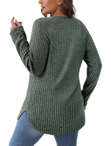 Dettaglio maglia a maniche lunghe a coste verde scuro con orlo curvo e spacco laterale donna