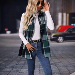Gilet da donna a quadri verde scuro e bianco senza maniche con revers e tasche frontali