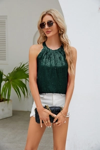 Détail du haut dos nu à paillettes vert foncé avec décolleté drapé élégant