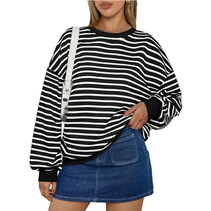 Γυναικείο oversized φούτερ με στρογγυλή λαιμόκοψη και ασπρόμαυρες ρίγες