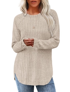 Dettaglio della texture a coste beige e dell'orlo curvo della maglia a maniche lunghe