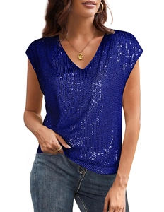 Détail d'un haut à col en V bleu foncé avec des sequins brillants et mancherons