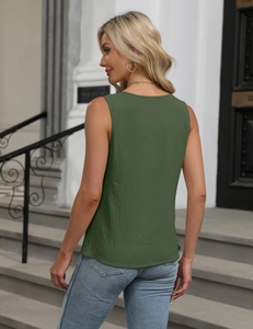 Vue latérale du débardeur vert olive à col rond avec un jean en denim bleu clair