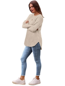 Vista intera di una tunica beige a coste con maniche lunghe, spacco laterale e jeans