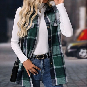 Gilet da donna a quadri verdi abbinato a un dolcevita bianco per un look autunnale chic