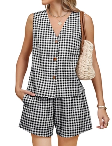 Detail van zomerse tweedelige set met v-hals gingham vest en bijpassende short