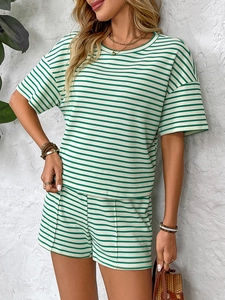 Detailopname van de ademende groen gestreepte ribgebreide stof op de casual shortset