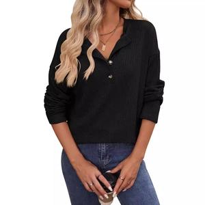 Maglia polo nera a maniche lunghe da donna con bottoni e trama a costine casual