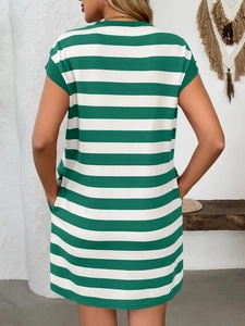 Détail du dos de la robe rayée vert et blanc montrant la texture du tissu et les poches