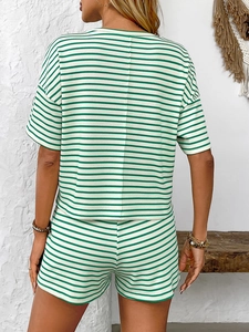 Achteraanzicht van een groen en wit gestreepte gebreide loungewear set met shorts