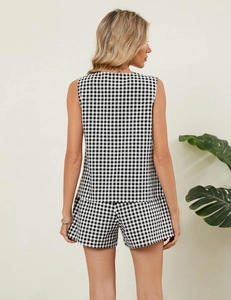 Achteraanzicht van model in zwart-wit gingham tweedelige zomerset met korte broek