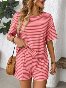 Detail van rood en roze gestreepte gebreide zomerset met accessoires