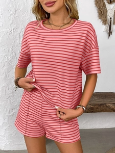 Detail van rood en roze gestreepte gebreide stof op een casual zomerse tweedelige set