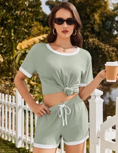 Detail eines hellgrünen Loungewear-Sets mit weißen Kontrastkanten und Kordelzug am Bund