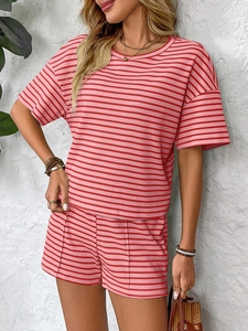 Detail van roze en rood gestreepte ribgebreide stof op een zomers casual tweedelig setje