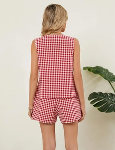 Achteraanzicht van een rood-witte gingham tweedelige linnen zomerseth voor dames