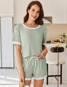 Detailansicht des gerippten Kurzarm-Pyjama-Sets mit weißen Kontrastkanten in Salbeigrün