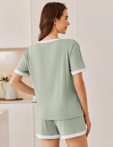 Detailansicht des salbeigrünen gerippten Pyjama-Sets mit weißem Kontrastbesatz am Rücken