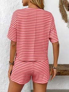 Detailopname van de achterkant van een rood-roze gestreepte gebreide dames shortset