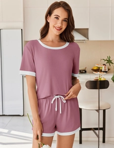 Detail eines weichen gerippten Pyjama-Sets mit weißen Kontrastpaspeln und Kordelzug