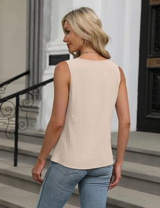 Gros plan sur un haut sans manches beige avec texture verticale et col rond élégant