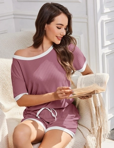 Detail von altrosa Rippstrick-Loungeset mit weißen Kontrastkanten und Kordelzug-Shorts
