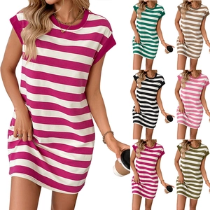 Robe T-Shirt Décontractée à Rayures pour Femmes Col Rond Manches Courtes Mini Robe Avec Poches Douce Côtelée Respirante Mode Été