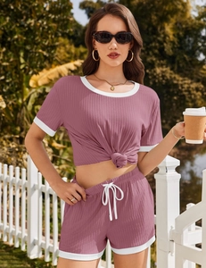 Detail eines gerippten Loungewear-Sets mit Kontrastrand und Knotendetail vorne