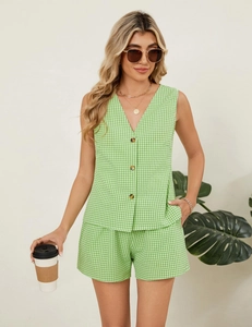 Detail van groen geruit vest met donkere knopen en bijpassende korte broek met hoge taille