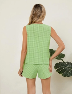 Detail van een groene gingham linnen tweedelige set met mouwloze top en bijpassende shorts