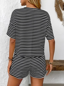 Achteraanzicht van de zwart-wit gestreepte gebreide loungewear set voor dames textuur