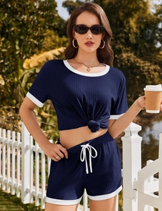 Detailansicht der dunkelblauen Ripp-Homewear mit weißem Kontrastrand und Knotendetail