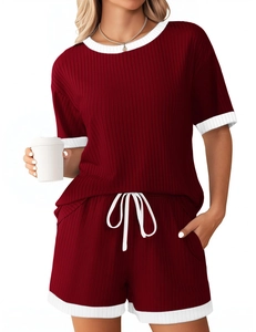 Detail von burgunderrotem Rippstrick-Loungewear-Set mit weißem Kontrastrand und Kordelzug