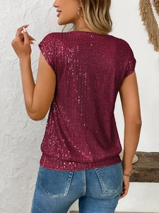 Détail du haut à paillettes bordeaux montrant la texture brillante et la coupe ajustée