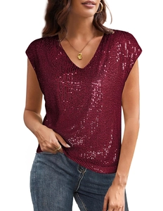 Détail de sequins bordeaux scintillants sur un haut à col en V avec une texture haute densité