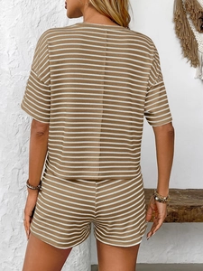 Achteraanzicht van een gebreide gestreepte set met t-shirt en korte broek